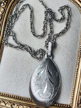 Vintage 1960s Silver Tone Etched Teardrop Pendant Long Chain Necklace